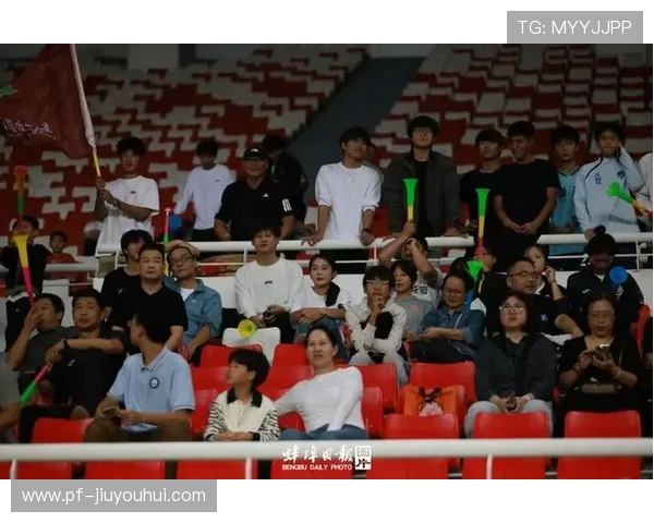 少年因激烈比赛失误踩到足球框引发全场惊呼现场气氛瞬间紧张